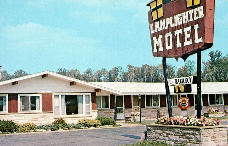 Lamplighter Motel - Old Postcard (newer photo)